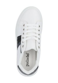 Białe sneakersy z czarnymi i szarymi akcentami, gładki materiał syntetyczny, okrągły czubek, sznurowana konstrukcja oraz teksturowana wkładka. Nazwa marki "palado" wewnątrz.