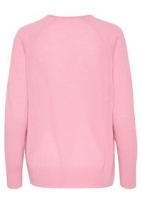 Różowy sweter dziany z okrągłym dekoltem, długimi rękawami oraz żeberkowanymi mankietami i dołem. Charakteryzuje się miękką teksturą i luźnym krojem.