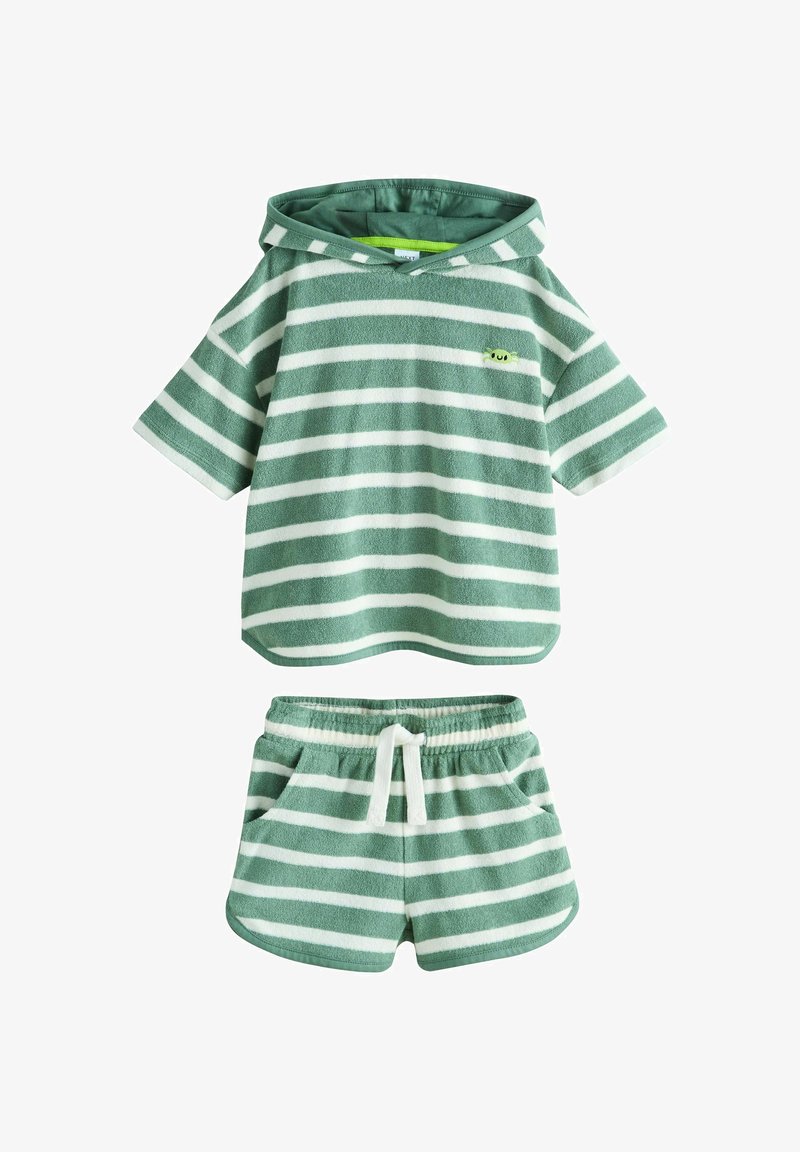 Žalios ir baltos spalvos dryžuotas gobtuvas su vilnos viršumi, derantis su tomis pačiomis šortais. Savybės: minkšta tekstūra, raištelis juosmens srityje ir du šoniniai kišenės.