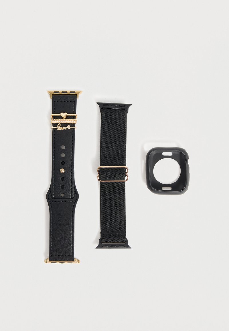Bracelet de montre connectée en cuir noir avec éléments dorés et charms, bracelet en tissu noir avec boucle dorée, et boîtier de montre en silicone noir sur fond blanc.