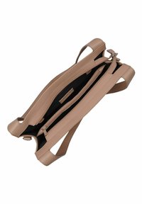 Borsa a tracolla in pelle color cuoio con due scomparti con zip, design a corpo piatto e tracolle leggere. L'interno è nero senza ulteriori motivi.