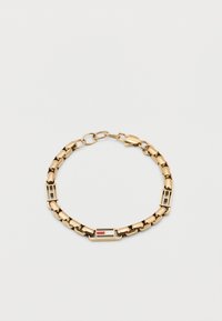 Βραχιόλι με αλυσίδα από χρυσό με ορθογώνιους κρίκους, που περιλαμβάνει έναν πολύχρωμο σμάλτο σε κόκκινο, άσπρο και μπλε, καθώς και δύο κενές κρίκους με το γράμμα Η.