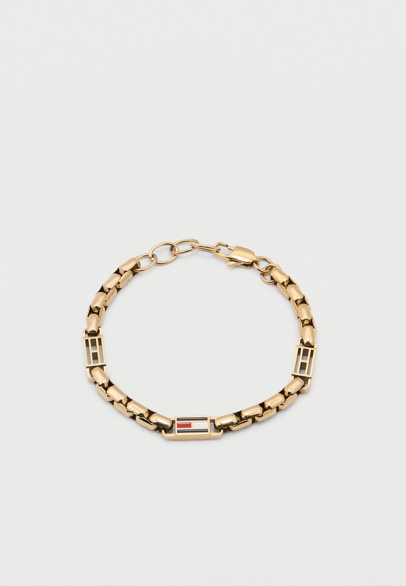 Βραχιόλι με αλυσίδα από χρυσό με ορθογώνιους κρίκους, που περιλαμβάνει έναν πολύχρωμο σμάλτο σε κόκκινο, άσπρο και μπλε, καθώς και δύο κενές κρίκους με το γράμμα Η.
