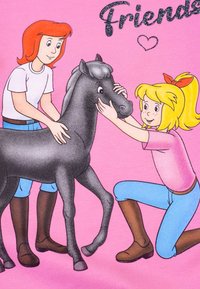 Grafica su sfondo rosa che presenta due personaggi che interagiscono con un cavallo nero. Il design include colori solidi e contorni semplici.