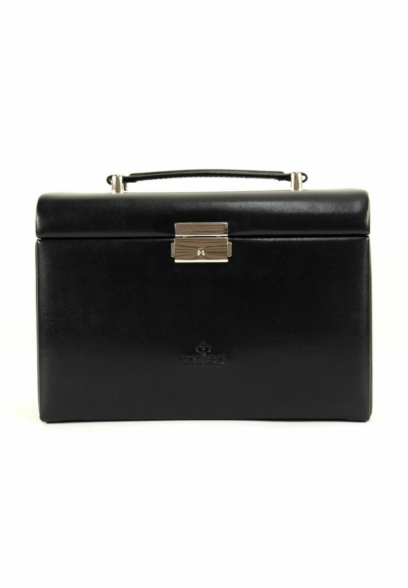 Malette en cuir noir avec une forme structurée, fermoir en métal et poignée supérieure. Présente une texture lisse et un logo en relief à l'avant.