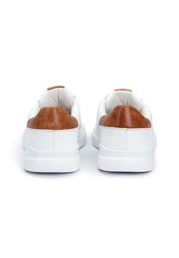 Białe skórzane sneakersy z brązowymi skórzanymi akcentami na pięcie, okrągłym czubku i teksturowanym wnętrzu, z amortyzowaną podeszwą i minimalistycznym designem.