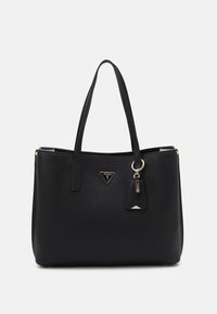 Sort tote taske lavet af tekstureret læder, med dobbelte håndtag, guld hardware og et hængende tag med et triangel-logo.