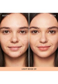 Comparaison d'application de fond de teint : le côté gauche montre un teint irrégulier avec des imperfections ; le côté droit affiche un teint lisse et uniforme, avec un fini naturel.