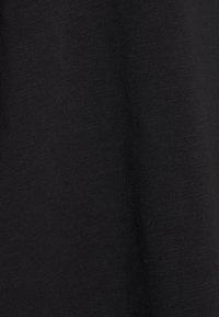 Tissu noir, présentant un motif tricoté fin et texturé avec une légère brillance et une douceur au tombé. Pas de motifs ou d'accents visibles.