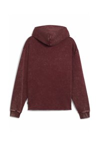 Burgundy huvtröja med ett mjukt, texturerat tyg, avslappnad passform och manschetterade ärmar. Bakifrån syns en enkel och ren design.