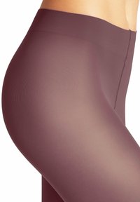 Collant bordeaux con una texture liscia e elastica. Vita alta, opacità media, con un sottile dettaglio di costine. Vestibilità sagomata lungo la gamba.