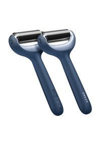 Set med två blå ergonomiska roller med metalliska cylindriska ytor och släta handtag med knapp och logodetaljer.