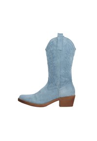 Bota vaquera de ante azul claro con costuras decorativas, punta puntiaguda y tacón bloque marrón. Cuenta con una lengüeta para tirar en la parte superior.