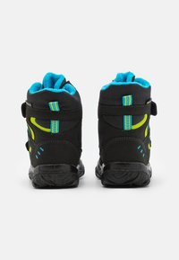 Bottes montantes noires avec des accents bleus et une doublure intérieure douce. Elles présentent une semelle texturée, des bandes Velcro et des détails en néon jaune contrastants.