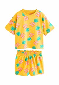 Gul bomulls-set med kortärmad topp och shorts. Båda delarna har ett ananasmönster med gröna blad och rosa detaljer.