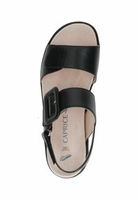 Schwarze Ledersandale mit zwei breiten Riemen und einer großen quadratischen Schnalle, die eine glatte Oberseite und eine weiche Innensohle für Komfort bietet.