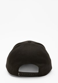 Cappellino da baseball nero con una corona strutturata e arrotondata, visiera curva e un cinturino in plastica regolabile sul retro. Tessuto semplice senza pattern.