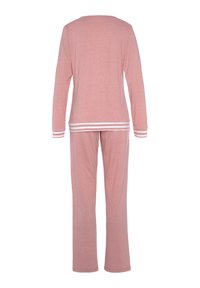 Rosa Zweiteiler-Pyjamas aus weichem Stoff; langärmliges Oberteil mit weißen Streifenakzenten am Saum, passende Hose mit lockerer Passform.