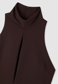 Top marrone senza maniche con ampio scollo a cascata, spacco frontale e tessuto strutturato con design aderente. Chiusura con cerniera posteriore inclusa.