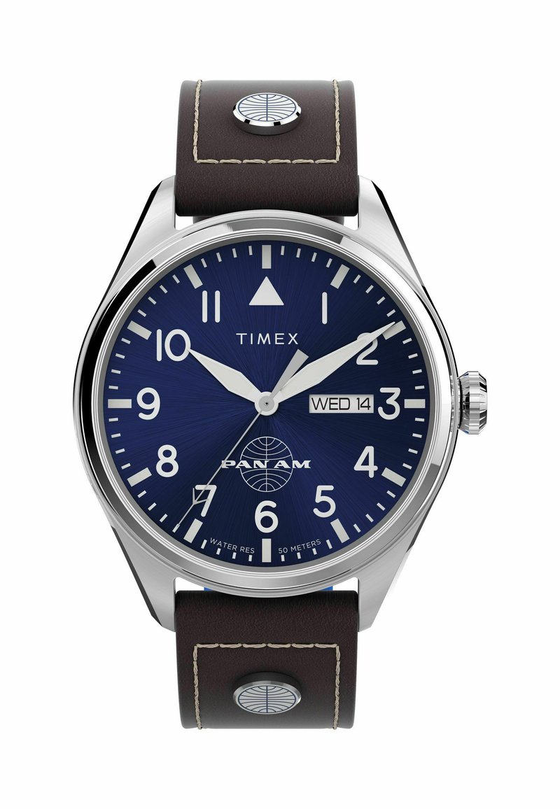 Zegarek Timex z kopertą ze stali nierdzewnej, niebieską tarczą, brązowym skórzanym paskiem, białymi znacznikami godzin i wskazaniem daty z logo Pan Am.