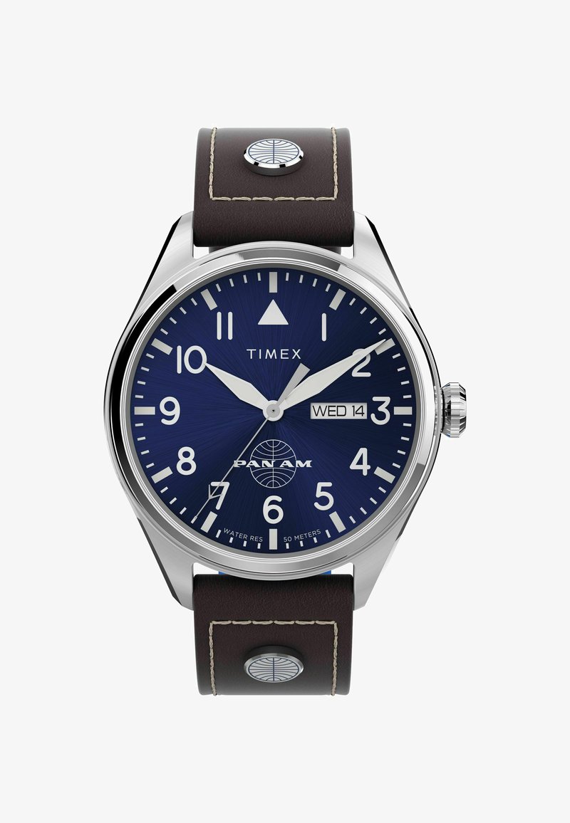 Zegarek Timex z kopertą ze stali nierdzewnej, niebieską tarczą, brązowym skórzanym paskiem, białymi znacznikami godzin i wskazaniem daty z logo Pan Am.