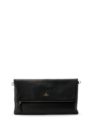 Pochette en cuir noir avec poche zippée à l'avant et logo doré subtil centré sous le rabat plié.