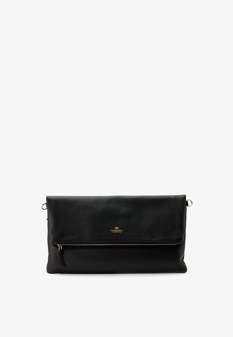 Pochette en cuir noir avec poche zippée à l'avant et logo doré subtil centré sous le rabat plié.