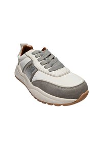 Basket avec une tige en cuir blanc, des accents en suède gris, un détail en bronze métallique et des lacets gris. Semelle épaisse avec surface texturée.