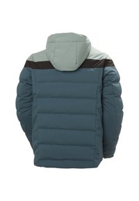 Veste rembourrée en bleu canard avec une capuche grise et des accents noirs sur les épaules. Présente des sections matelassées horizontales et une coupe décontractée.