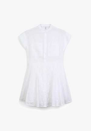 Robes blanches avec col mandarin, manches courtes, fermeture à boutons sur le devant et découpes florales brodées sur l'ourlet de la jupe.