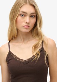 Superdry & Co ESSENTIAL brązowy