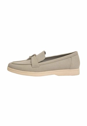 Mocassino in suede beige con punta arrotondata, tacco basso e cinturino decorativo sul lato superiore, fotografato su sfondo bianco.