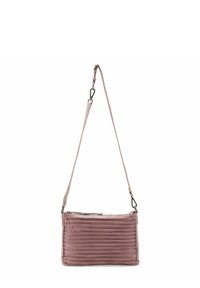 Borsa a spalla rettangolare in morbido tessuto rosa, con strisce verticali trapuntate, chiusura con zip superiore e tracolla regolabile.