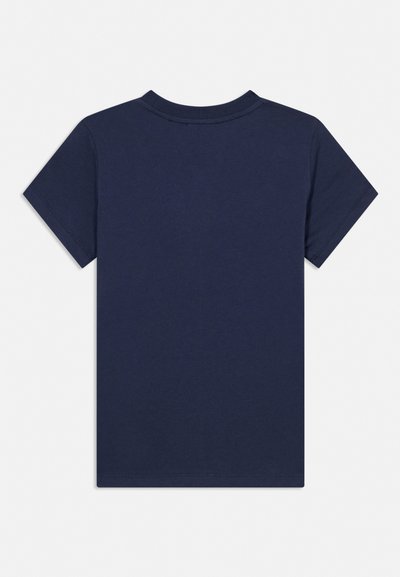 T-shirt bleu marine à manches courtes et col rond, posé à plat, montrant le dos avec un tissu uni sans logos ni motifs visibles.