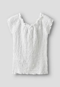 Haut blanc texturé à manches courtes et col large. Présente un tissu froissé et une bordure à volants le long du col et de l'ourlet.