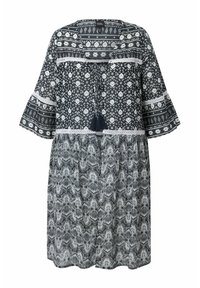 Laivastonsininen ja valkoinen kuvioitu mekko, jossa on lyhyet, levenevät hihat. Mekossa on pitsireunus ja tupsuyksityiskohta kaula-aukossa. Kevyt ja valuva kangas.