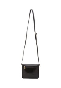 Borsa a tracolla in pelle nera con un vano principale con zip, tasca frontale e una cinghia regolabile. Superficie liscia e forma rettangolare.