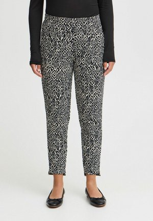 Pantaloni a righe bianchi e neri con un design a rombi, caratterizzati da una vestibilità rilassata, una vita elasticizzata e una lunghezza accorciata.