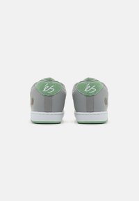 és ACCEL OG UNISEX - Skatesko - white/grey