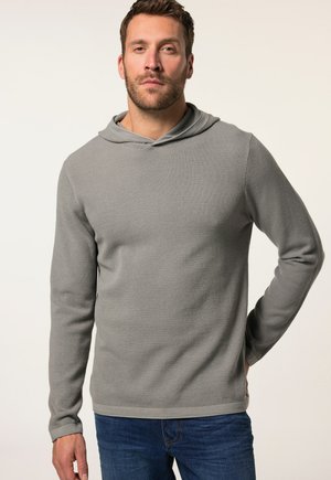 Sudadera con capucha de manga larga gris en tela texturizada, con un corte relajado y puños acanalados, combinada con jeans azules.