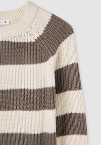 Il maglione lavorato a maglia presenta righe orizzontali in beige e marrone, con un colletto a girocollo ribassato e un tessuto morbido e texturizzato. Etichetta della taglia visibile.