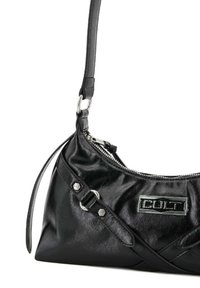 Borsa a tracolla nera in pelle con design curvo, hardware in argento, chiusura con zip e una placca con logo. Presenta una tracolla removibile.