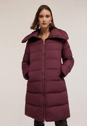 Lang, bordeauxkleurige pufferjas met een hoge kraag, ritssluiting, zijzakken en horizontaal gestikte panelen. Glad, gewatteerd textuur.