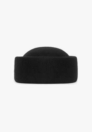 Chapeau rond en laine noire avec un large bord plié, présenté sur un fond blanc.