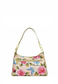 Handtasche mit floralem Muster, das rosa Rosen und blaue Schmetterlinge auf einem beigen Hintergrund zeigt. Goldene Kettenhenkel und ein Reißverschlussfach.