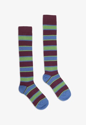 Knielange Socken mit horizontalen Streifen in Burgunderrot, Grün, Hellblau und Marineblau, aus einem weichen Stoffgemisch hergestellt.