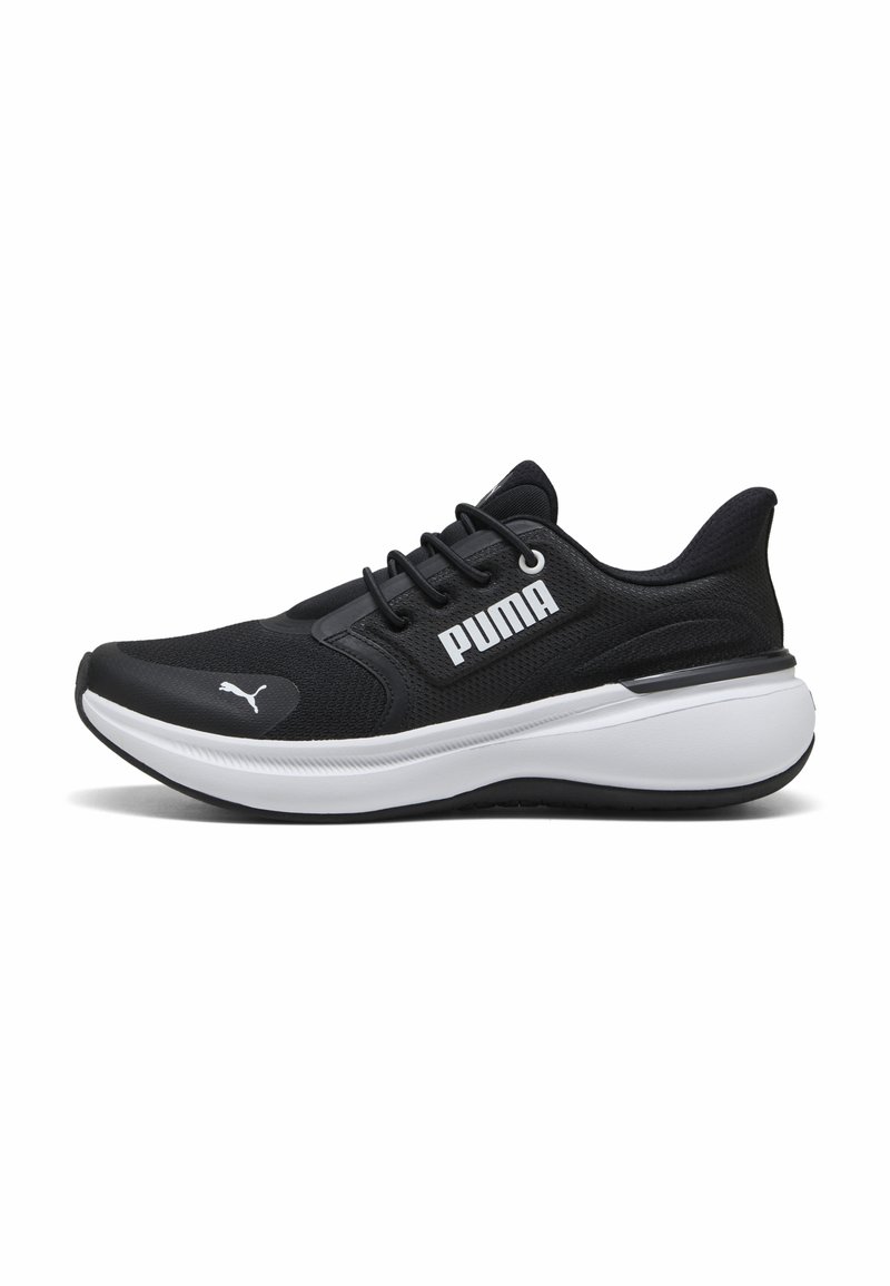 Zwarte sportschoenen met een mesh bovenkant, ronde neus, witte accenten, gevoerde zool en een opvallend zijlogo. Standaard vetersluiting.