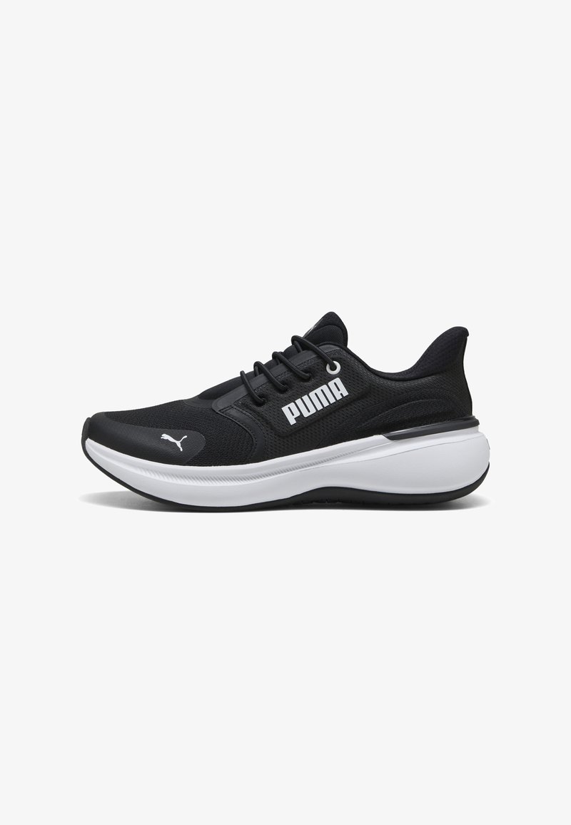 Zwarte sportschoenen met een mesh bovenkant, ronde neus, witte accenten, gevoerde zool en een opvallend zijlogo. Standaard vetersluiting.