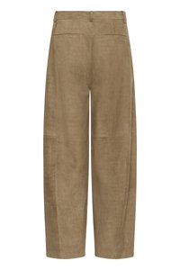 Καφέ παντελόνια με φαρδιά γραμμή, διακριτική ανάγλυφη υφή κροκόδειλου και πίσω τσέπες με ρέλι, φωτογραφημένα από πίσω.