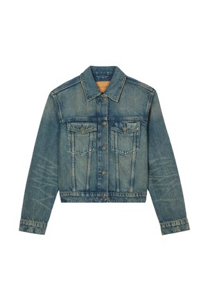 Giacca in denim blu con chiusura frontale a bottoni, due tasche sul petto con patta, maniche lunghe e colletto classico, con dettagli sbiaditi e consumati.